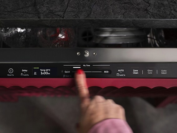 Detailed view of the SmartSelect Connect display of AEG dishwasher