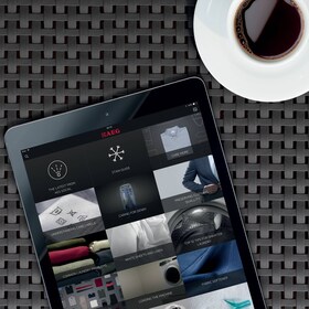 Moški nastavlja temperaturo parne pečice na pametnem telefonu z uporabo aplikacije My AEG