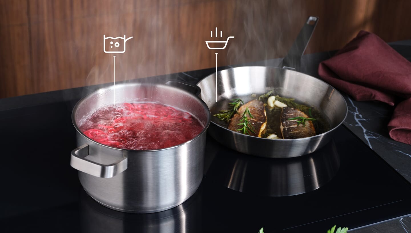 Na indukcijski plošči se pripravlja hrana ob uporabi funkcije SenseBoil & Fry.