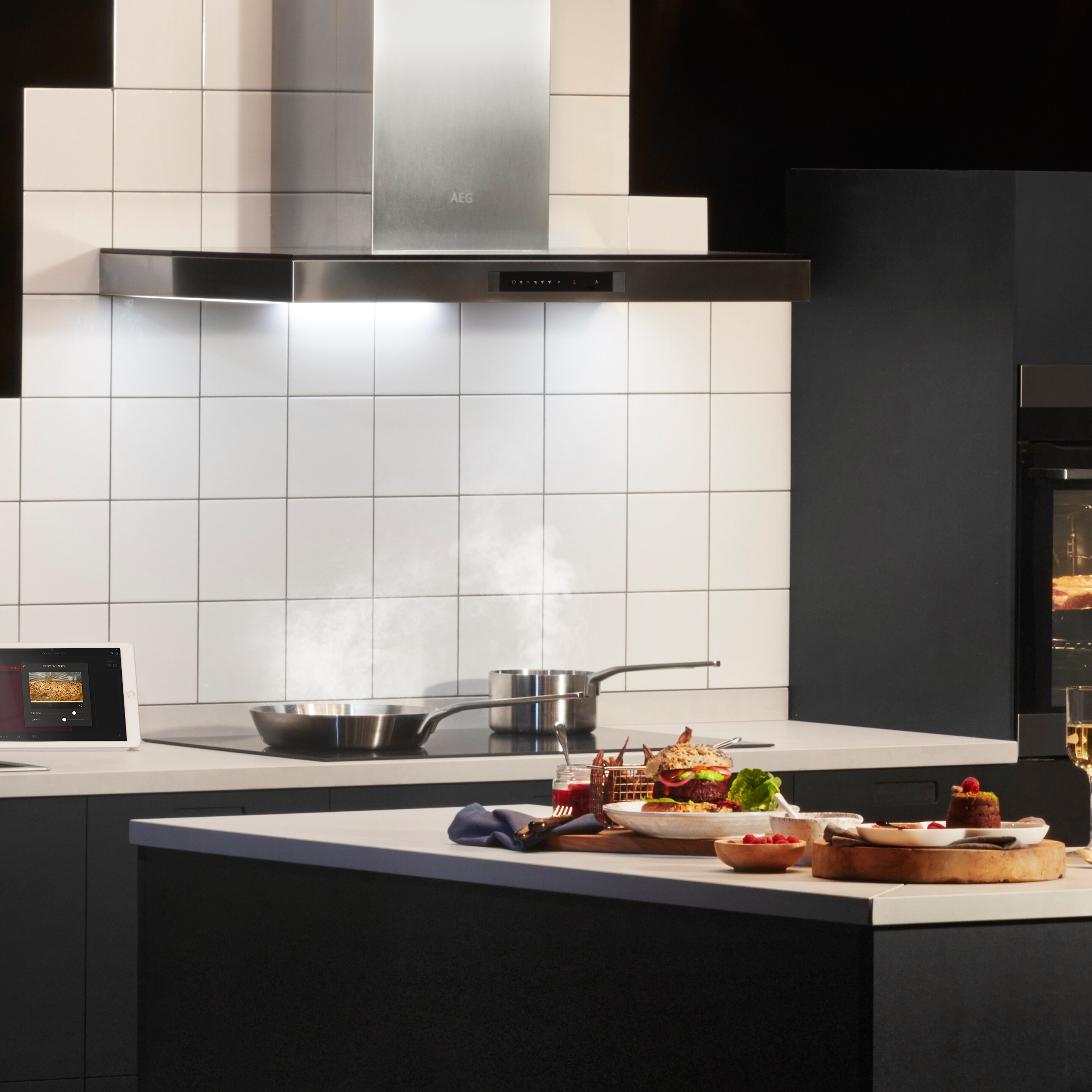Electroluxova kuhinjska napa v elegantni kuhinji 