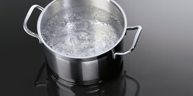 Posoda vrele vode na indukcijski kuhalni plošči AEG