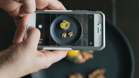 Fotografiranje krožnika popolno postrežene gurmanske hrane