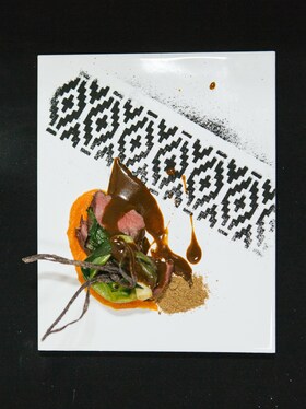 Krožnik popolno postrežene gurmanske hrane