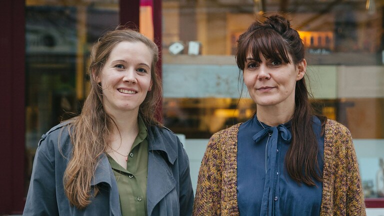 Dami iz Culinary Misfits druga ob drugi