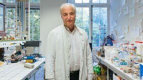 Hervé This ponosno stoji v svojem laboratoriju