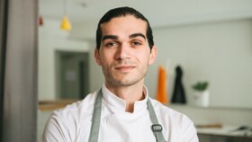 Jozef Youssef stoji v kuhinji svoje restavracije