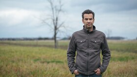 Mark Schatzker na travnatem polju