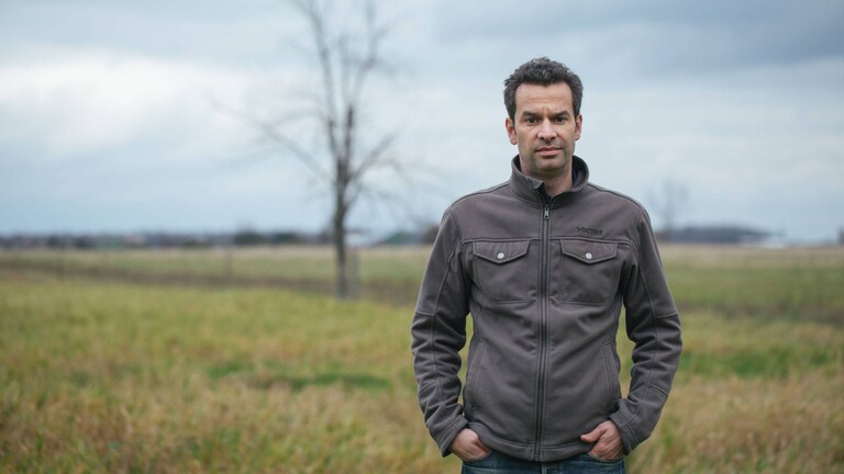 Mark Schatzker na travnatem polju