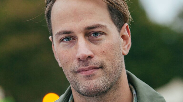 Tristram Stuart se smehlja v kamero