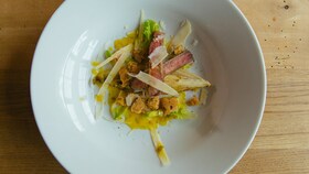 Cezarjeva solata z govedino Wagyu Ludwiga Maurerja