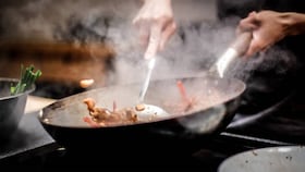 Hrana, ki se kuha v voku na indukcijski kuhalni plošči AEG