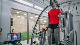 Adidasov laboratorij za pametna oblačila z lutko