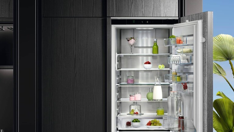 Zamrzovalnik poln hrane.