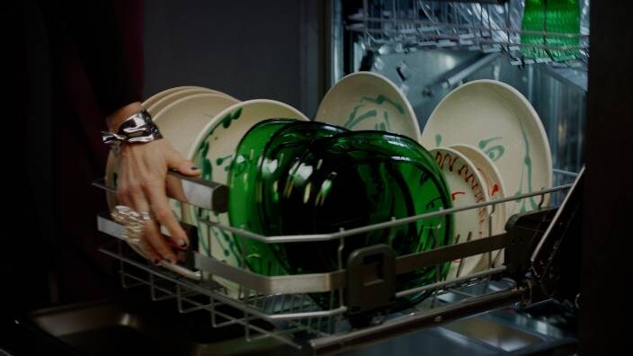 Košara, polna krožnikov za umivanje