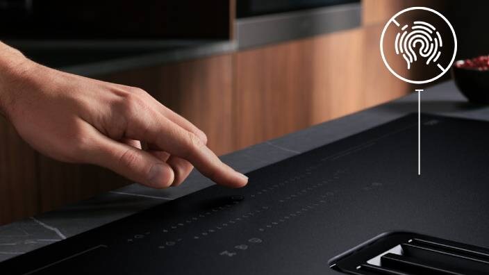 dotikanje nastavitev kuhalne plošče s prsti