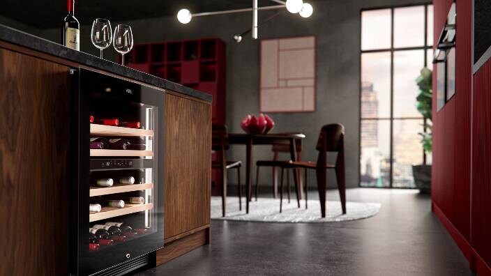 Kuhinjski pogled z vinsko vitrino, priključeno na kuhinjsko mizo, z vinskimi kozarci na mizi